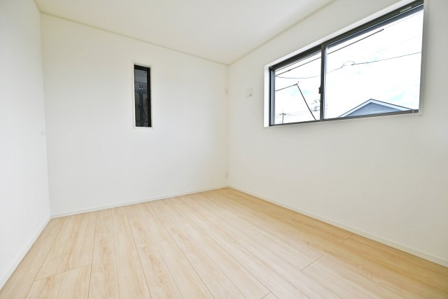 クレイドルガーデン摂津市鳥飼和道新築一戸建て｜全12区画＋駐車1台可の洋室|2階洋室（5.7帖）
2面採光の明るいお部屋です。