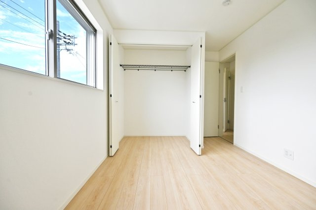 クレイドルガーデン摂津市鳥飼和道新築一戸建て｜全12区画＋駐車1台可の収納|2階洋室（5.7帖）
クローゼットは完備されています。