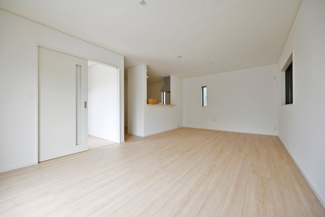 クレイドルガーデン摂津市鳥飼和道新築一戸建て｜全12区画＋駐車1台可の居間・リビング|リビング側からキッチンに向かって撮影した写真です。キッチンの様子が確認できるので、家事の合間でも家族間のコミュニケーションがとれます。