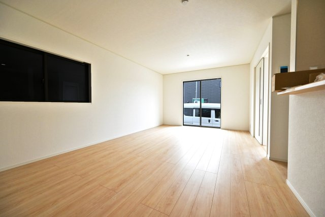 クレイドルガーデン摂津市鳥飼和道新築一戸建て｜全12区画＋駐車1台可のダイニング|キッチン側からリビングに向かって撮影した写真です。リビング全体を見渡せる造りになっているので、お料理をしながらでも家族を見守ることができ、小さなお子様がいらっしゃるご家庭でも安心です。