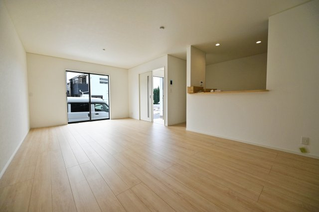 クレイドルガーデン摂津市鳥飼和道新築一戸建て｜全12区画＋駐車1台可のダイニング|LDKは19帖以上の広さを確保。ダイニングテーブルとソファーセットを配置しても家族がゆったりと寛げる広さが嬉しいですね。