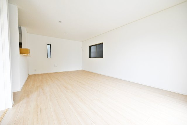クレイドルガーデン摂津市鳥飼和道新築一戸建て｜全12区画＋駐車1台可の居間・リビング|リビングは、家具の配置がしやすい形状なので、実際にテーブルやソファーセットを配置した後の実生活をイメージしやすいのがいいですね。
