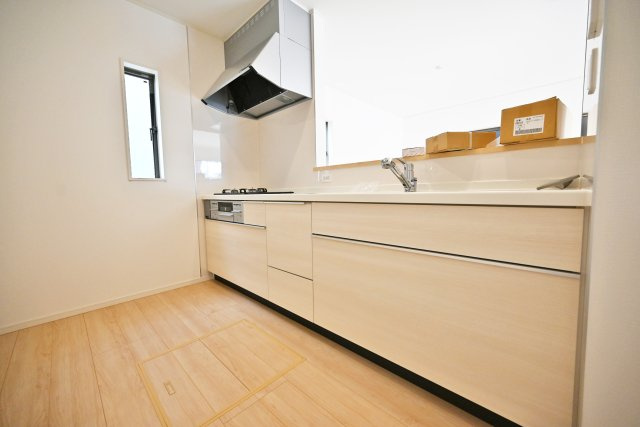 クレイドルガーデン摂津市鳥飼和道新築一戸建て｜全12区画＋駐車1台可のキッチン|キッチン横には窓もあり、お料理中に煙が出ても素早く排出することができます。又、採光用としても利用できます。