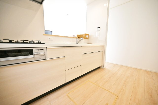 クレイドルガーデン摂津市鳥飼和道新築一戸建て｜全12区画＋駐車1台可のキッチン|キッチンは床材や建具ともマッチする色合いを採用。周囲との一体感を重視している造りになっています。