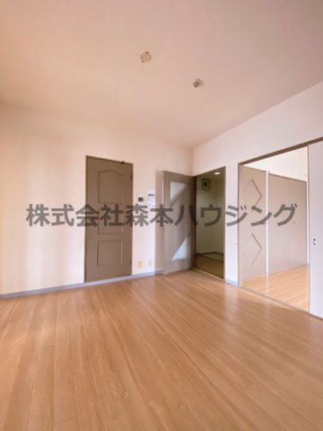 【居間・リビング】 | 　グランドヴィラ香里 | ゆったり過ごせる居間です