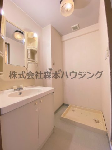 【洗面所】 | 　グランドヴィラ香里 | スペースが確保できる洗面所です