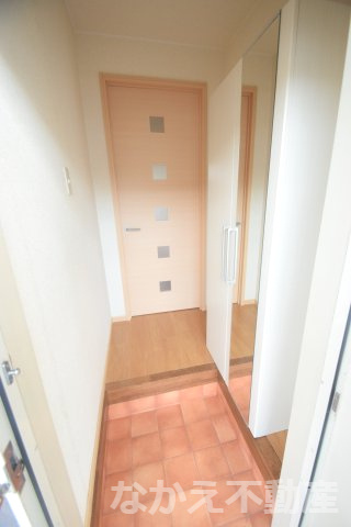 【玄関】 | 収納もある玄関です