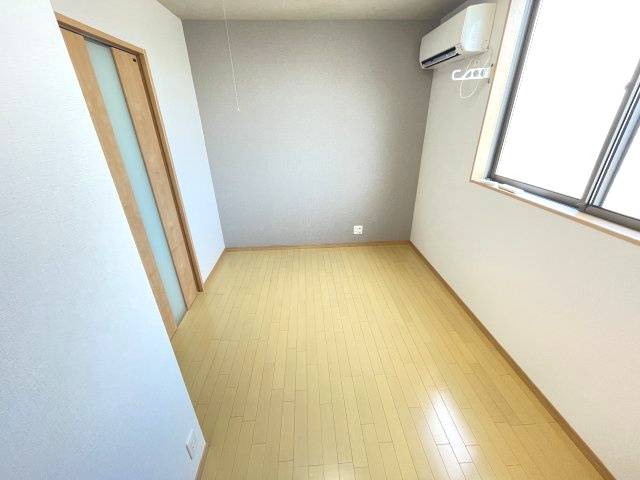 【寝室】 | ふれあい | 広くて明るい寝室