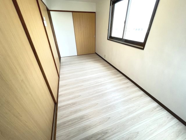 【寝室】 | 広くて明るい寝室