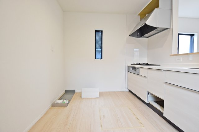クレイドルガーデン摂津市鳥飼和道新築一戸建て｜全12区画＋駐車1台可のキッチン|キッチンスペースは食器棚や冷蔵庫を配置しても余裕の広さ。お料理中でも複数人がすれ違えるほどです。