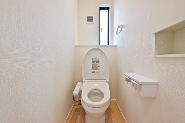 クレイドルガーデン摂津市鳥飼和道新築一戸建て｜全12区画＋駐車1台可のトイレ|1階と2階には一年を通して快適に利用できる温水洗浄便座付トイレが装備されています。