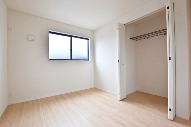 クレイドルガーデン摂津市鳥飼和道新築一戸建て｜全12区画＋駐車1台可の収納|2階洋室（約6.5帖）
クローゼット完備なので、部屋をスッキリと片付け出来ます。
