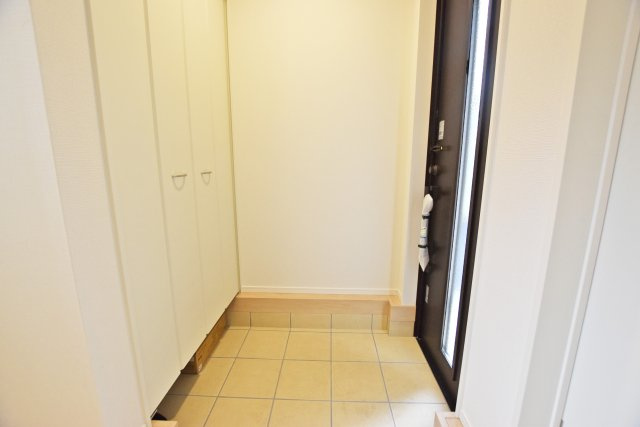クレイドルガーデン摂津市鳥飼和道新築一戸建て｜全12区画＋駐車1台可の玄関|玄関横には大きな収納スペースを設けているので、家族みんなの靴もまとめて収納できます。毎日使う場所だからキレイにしておきたいですね。