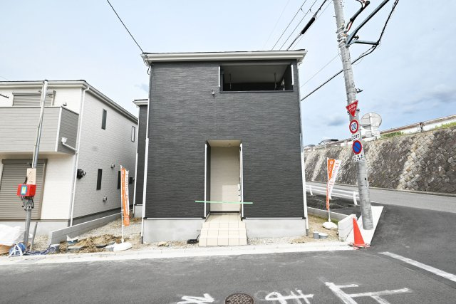 クレイドルガーデン摂津市鳥飼和道新築一戸建て｜全12区画＋駐車1台可の外観|12号棟外観写真です。南側は通路になっており、実質南西角地の開放的な区画です。