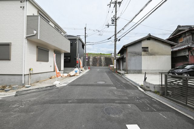 クレイドルガーデン摂津市鳥飼和道新築一戸建て｜全12区画＋駐車1台可の前面道路含む現地写真|西側前面道路　幅員5.8ｍ