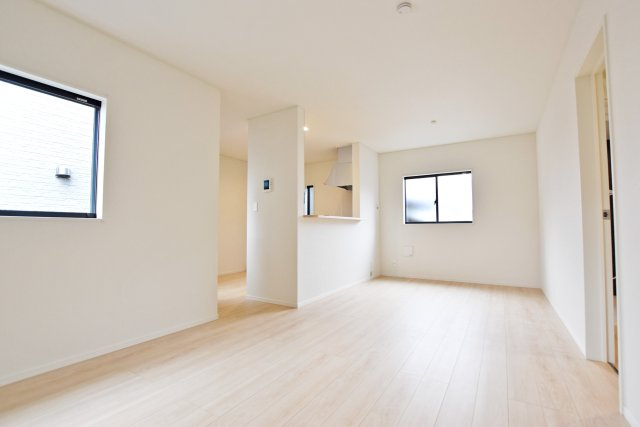 クレイドルガーデン摂津市鳥飼和道新築一戸建て｜全12区画＋駐車1台可の居間・リビング|大きく開いた窓から明るい陽射しが差し込むリビングは家族の寛ぎ空間です。家族みんなの笑い声が聞こえてきそうですね。