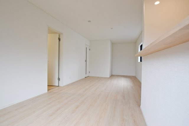 クレイドルガーデン摂津市鳥飼和道新築一戸建て｜全12区画＋駐車1台可のダイニング|LDKは18帖以上の広さを確保。ダイニングテーブルとソファーセットを配置しても家族がゆったりと寛げる広さが嬉しいですね。