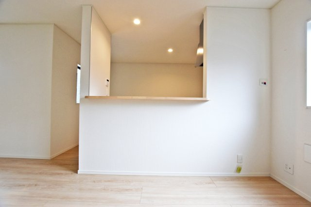 クレイドルガーデン摂津市鳥飼和道新築一戸建て｜全12区画＋駐車1台可のダイニング|キッチンに向かって撮影した写真です。お料理をしている様子が分かるので家族間の会話も弾みます。学校での出来事や職場での話など話題は尽きません。
