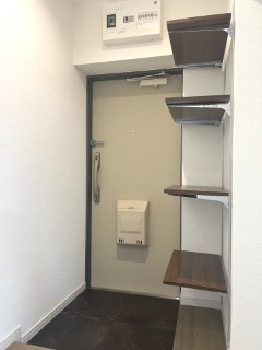 【玄関】 | 麻生台団地2号棟 | 明るく清潔感のある玄関が、住まいの第一印象を心地よく演出します。