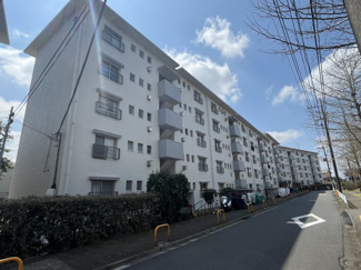 【外観】 | 麻生台団地2号棟 | 落ち着いた街並みの住宅地。周辺は閑静な住宅街。