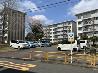 【駐車場】 | 麻生台団地2号棟 | 敷地内に駐車スペースを確保。平面駐車場で出し入れもスムーズ。