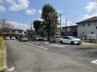 【駐車場】 | 麻生台団地2号棟 | 敷地内に駐車場を完備した団地。住環境と利便性を兼ね備えた立地。