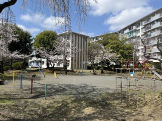 【周辺】 | 麻生台団地2号棟 | お子様が遊べる公園が身近にあります。四季を感じられる住環境。