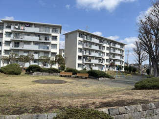 【周辺】 | 麻生台団地2号棟 | 緑に囲まれた、落ち着いた住環境。敷地内に広場が点在し、開放感のある暮らし。