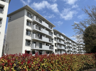 【外観】 | 麻生台団地2号棟 | 緑に囲まれた落ち着いた外観。ゆとりある配置の団地。