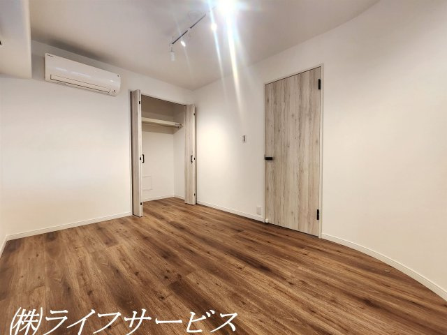 【洋室】 | サニーコーポ東三国 | リビング側洋室5.1帖/クローゼット有