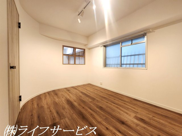 【洋室】 | サニーコーポ東三国 | リビング側洋室5.1帖/クローゼット有