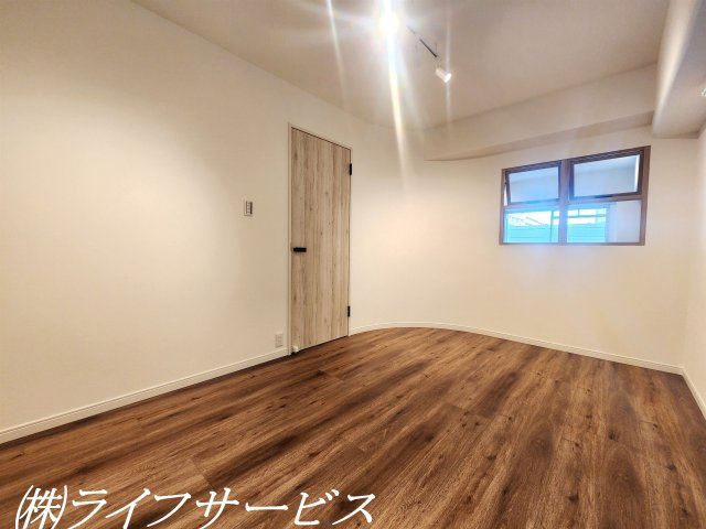 【洋室】 | サニーコーポ東三国 | リビング側洋室5.1帖/クローゼット有