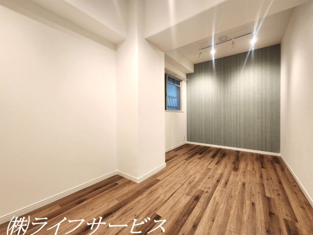 【洋室】 | サニーコーポ東三国 | 玄関側洋室5.1帖/クローゼット有