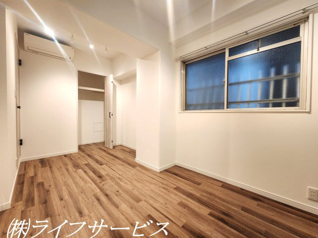 【洋室】 | サニーコーポ東三国 | 玄関側洋室5.1帖/クローゼット有