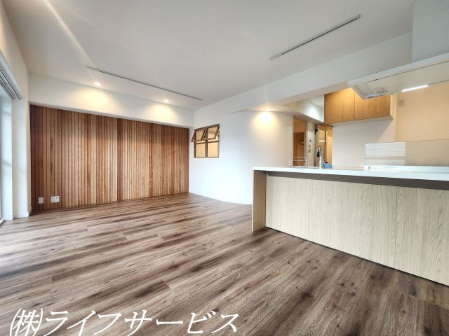 【居間・リビング】 | サニーコーポ東三国 | 室内全面リフォーム済につき即入居可！照明や設備のグレード、クロスなどこだわりのリフォームです！