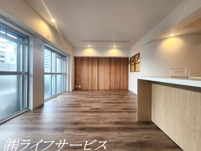 【居間・リビング】 | サニーコーポ東三国 | 室内全面リフォーム済につき即入居可！照明や設備のグレード、クロスなどこだわりのリフォームです！