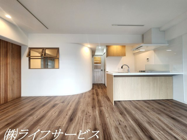 【居間・リビング】 | サニーコーポ東三国 | ＬＤＫ１４.０帖・！照明や設備のグレード、クロスなどこだわりのリフォーム！