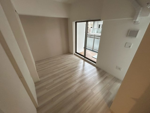 セレニテ難波グランデシュッドの洋室