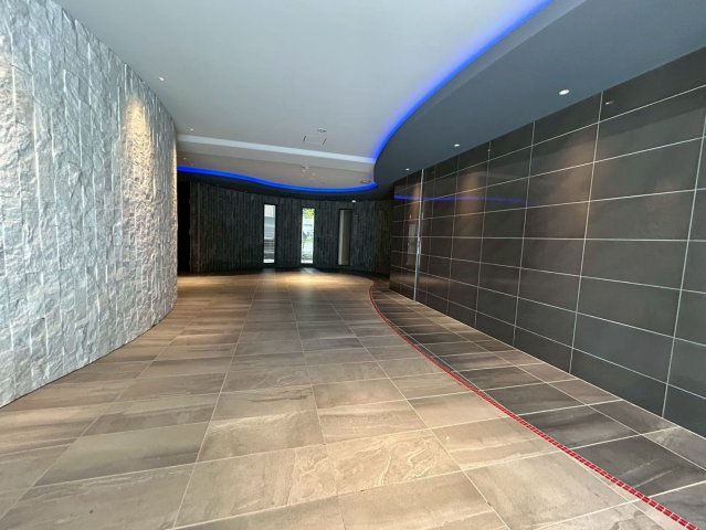 セレニテ難波グランデシュッドのロビー