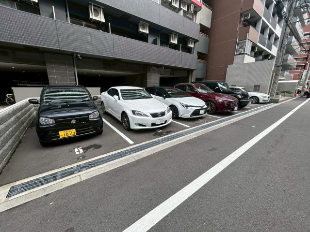 セレニテ難波グランデシュッドの駐車場