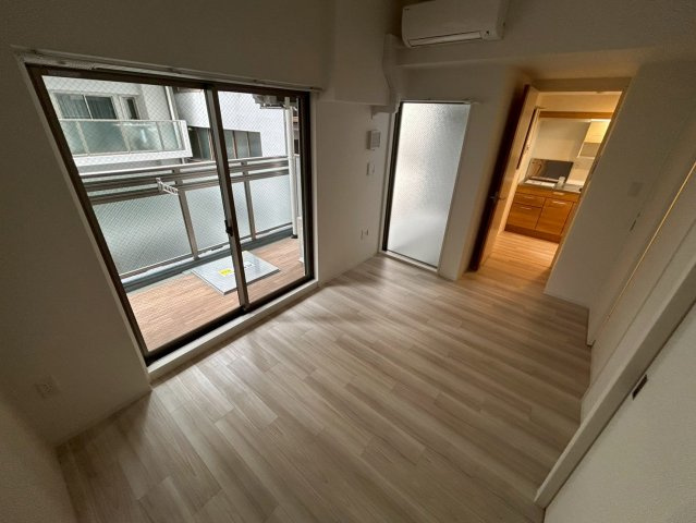 セレニテ難波グランデシュッドの洋室