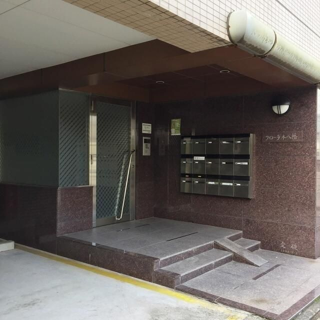 フローラ本八幡のエントランス