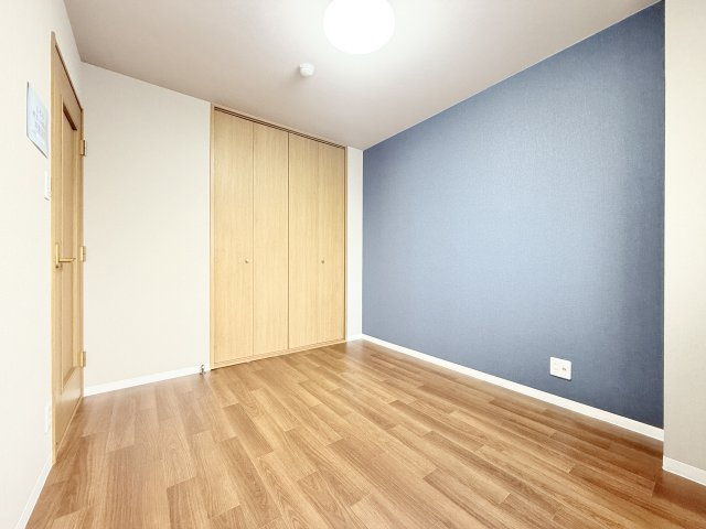 グランコート三島の洋室|直射日光が入らないので、部屋の中が暑くなりすぎる心配がありません！
