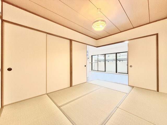 グランコート三島の和室|客間としてはもちろん、お子様のお昼寝や洗濯物を畳むなどの家事スペースにも活躍の和室。独立した空間で落ち着きがあります。
