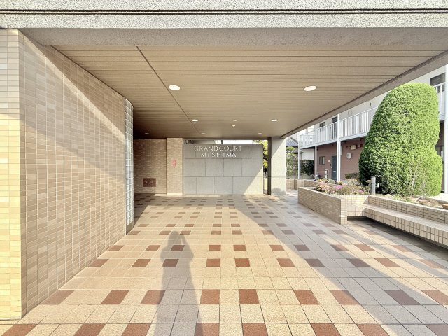 グランコート三島のエントランス|マンションの入り口も落ち着いた雰囲気です。
