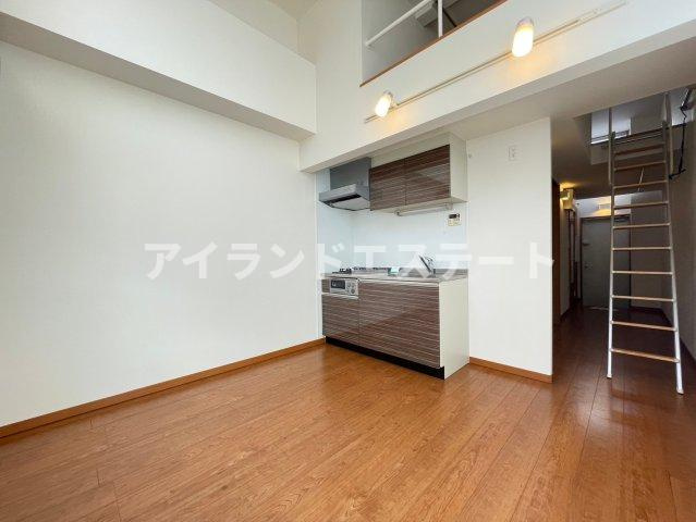 エピ駒沢　メゾネット　駅近　オートロックの居間・リビング