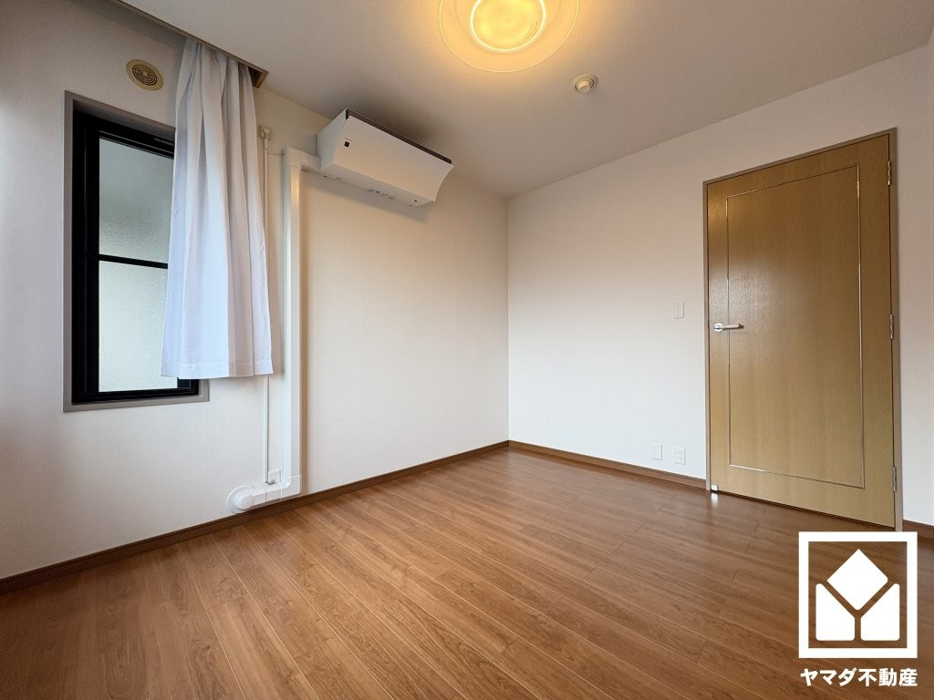 プレスティージュ苦楽園の子供部屋|約6.4帖の洋室です。全居室バルコニーに面した2面採光のお部屋となっております。風通しが良く、明るい陽光がたっぷり差し込む心地よい生活空間です。