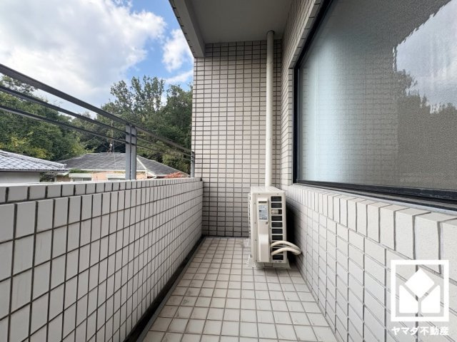 プレスティージュ苦楽園のバルコニー|約10.5帖の洋室から出入り可能な西向きバルコニーです。南向き・西向きの2面バルコニーで陽当たり、風通し良好。