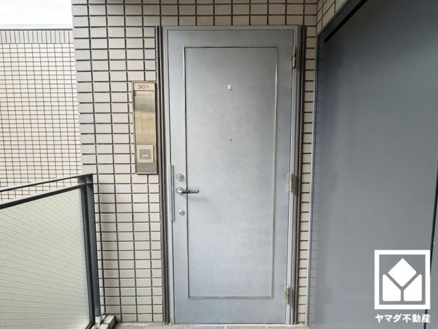 プレスティージュ苦楽園の玄関|シンプルで洗練された玄関デザイン。帰るたびにホッとできる、心地よい住まいの入り口。