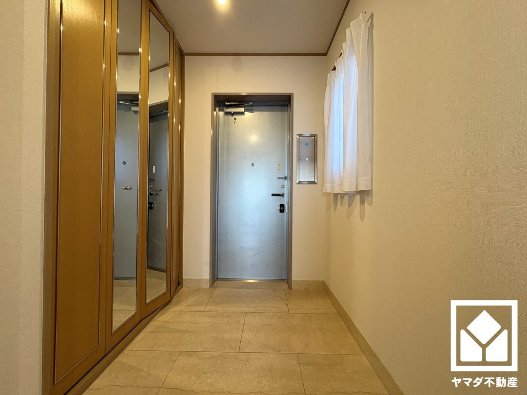 プレスティージュ苦楽園の玄関|広々とした玄関が、住まいの第一印象を彩ります。収納も充実し、すっきりとした空間でお客様をお迎えできます。